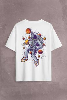 Uzayda Satürn Gezegeni Yanında Basketbol Oynayan Astronot Sırt Ön Baskılı Oversize Tişört Unisex T-Shirt