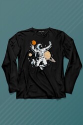 Uzayda Satürn Gezegeni Yanında Basketbol Oynayan Astronot Uzun Kollu Tişört Baskılı T-Shirt - Thumbnail