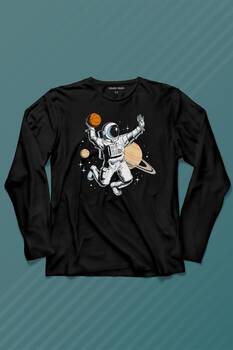 Uzayda Satürn Gezegeni Yanında Basketbol Oynayan Astronot Uzun Kollu Tişört Baskılı T-Shirt