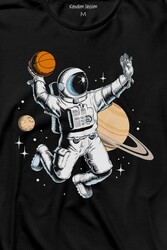 Uzayda Satürn Gezegeni Yanında Basketbol Oynayan Astronot Uzun Kollu Tişört Baskılı T-Shirt - Thumbnail