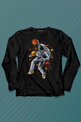 Uzayda Satürn Gezegeni Yanında Basketbol Oynayan Astronot Uzun Kollu Tişört Baskılı T-Shirt - Thumbnail