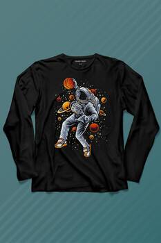 Uzayda Satürn Gezegeni Yanında Basketbol Oynayan Astronot Uzun Kollu Tişört Baskılı T-Shirt